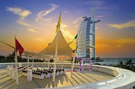 بالصور.. عرس الأحلام.. مهبط طائرات برج العرب يستضيف حفلات زفاف مقابل 203 آلاف