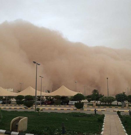 بالفيديو والصور.. مشهد مهيب.. كويتي يصوّر قدوم العاصفة الرملية التي حجبت شمس حفر الباطن