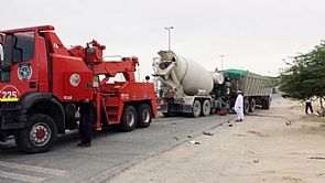 خلاط اسمنتي يصطدم بنساف