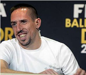 ريبيري يخرج من مطار مانشستر في حراسة أمنية