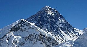 ‘إيفرست’ بلا رحلات تسلق للمرة الأولى