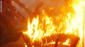 هندي يشعل نفسه ليحرق مرشح للانتخابات أمام الكاميرات وخلال البث المباشر