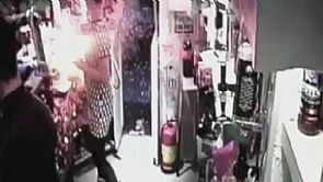 سيجارة إلكترونية ‘ساخنة’ تنفجر بوجه فتاة