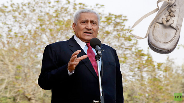 أردني يقذف رئيس حكومته بحذائه