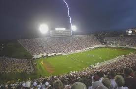 صاعقة برقية تضرب ملعب كرة قدم في النمسا تسفر عن إصابة لاعبين باصابات خطيرة