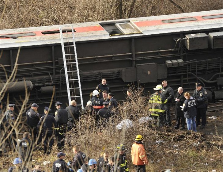 إصابة 19 شخصاً جراء انحراف 6 عربات قطار أنفاق عن سكتها في نيويورك