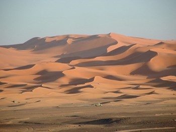 السعودية: مصرع عشريني بـ”تربة حائل” بعدما علقت سيارته برمال النفود