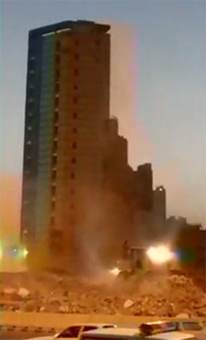 فيديو: لحظة انهيار أحد الابراج في مكة واصابة 3 اشخاص