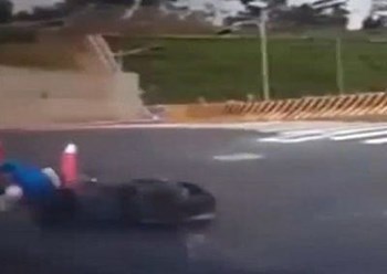 فيديو: سيارة تصدم سكوتر وتسقط سائقه في حفرة للصرف الصحي