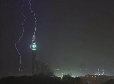 بالصور.. الصواعق تضرب برج الساعة بمكة .. وصورة الكعبة تُبللّها الامطار الأكثر مشاهدة