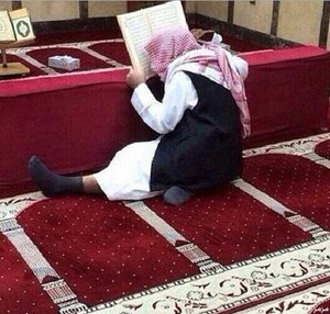 صورة لمسن يجاهد لقراءة القرآن بالمسجد رغم ضعف بصره تجتذب المغردين