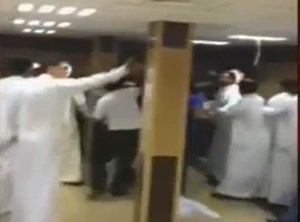 فيديو: هوشة بين مصريين وبدون تحوَل مستشفى الفروانية الى ساحة حرب