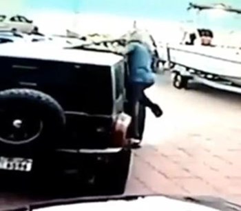 فيديو: شاهد طريقة مبتكرة من لص لسرقة سيارة في “مبارك الكبير”