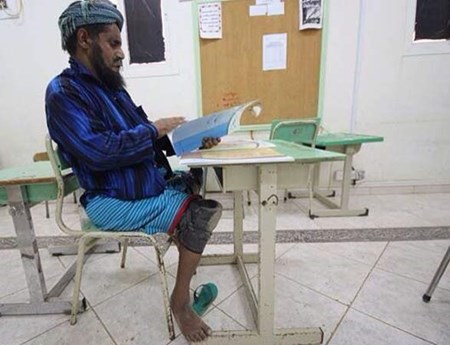 بالصور.. “خمسيني” سعودي مُعاق يزحف لفصول محو الأمية لإكمال تعليمه بجازان