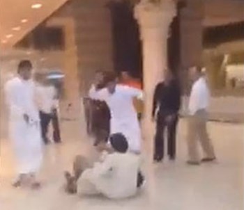 فيديو:”العقال” السلاح الابرز في “هوشة ” احد المولات في الكويت