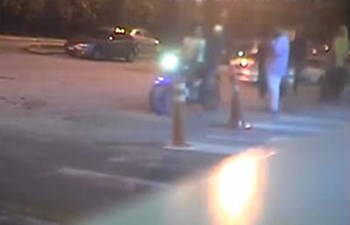 فيديو:شاهد لحظة سرقة آيباد طالب كويتي من بين يديه في ماليزيا
