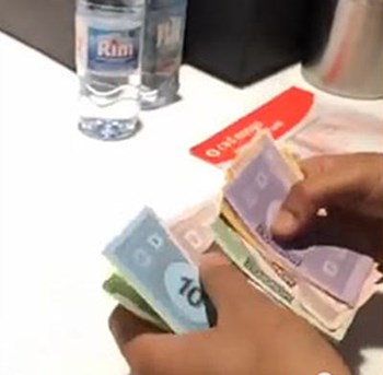 فيديو: كويتي يقول انه يحاسب “الكاشيير” بالعملة الجديدة ويثير الاستغراب !