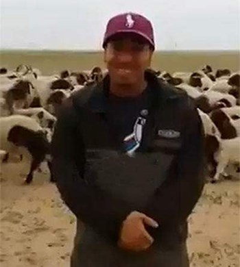 بالفيديو.. كويتي يصور صاحب اغرب هواية في الكويت .. تعرف عليها