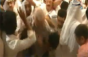 فيديو: معالج كويتي طاح على عشبة في تركيا تشفي من الامراض المستعصية كالسحر..وكويتيون في تدافع جنوني لاقتنائها