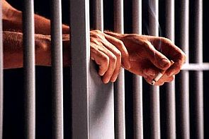 اعتقال أميركي يبيع المخدرات بجانب الشرطة