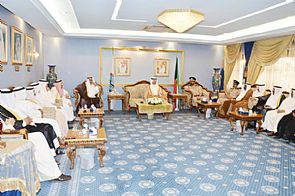 محافظ الاحمدي يلتقي بالأهالي