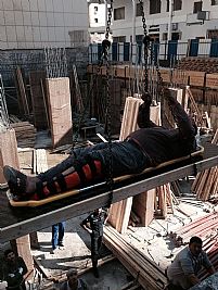 إصابة عامل بعد سقوطه في سرداب قيد الإنشاء