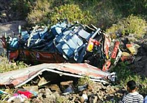 32 قتيلا وجريحا في سقوط حافلة بالهند