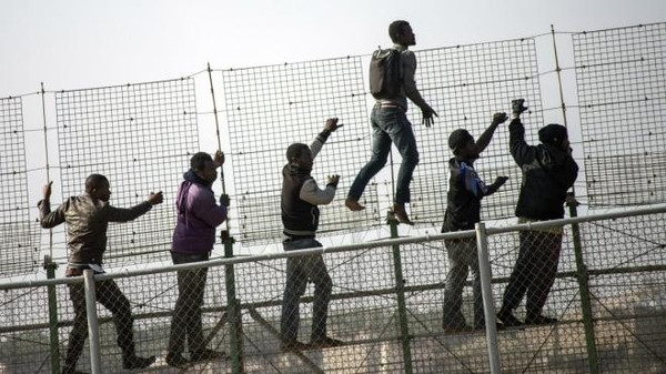 مئات المهاجرين يقتحمون الحدود بين المغرب وإسبانيا