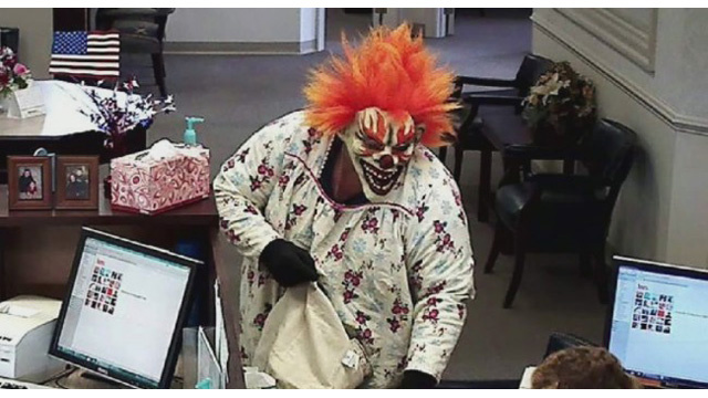 مهرج وقرد يسطوان على مصرف في الولايات المتحدة