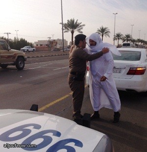 رجل أمن بحائل يستوقف ويخالف الشيخ العريفي بمخالفه غريبة