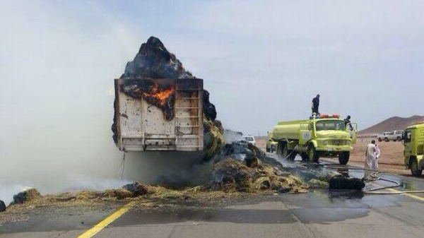 صاعقة تحرق شاحنة أثناء سيرها