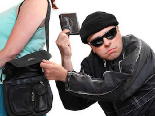 رجل يسرق امرأة في أول موعد غرامي بينهما بعد تعارفهما على الانترنت