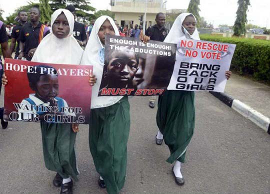 الرئيس النيجيري يزور المنطقة التي خطفت فيها اكثر من 200 تلميذة