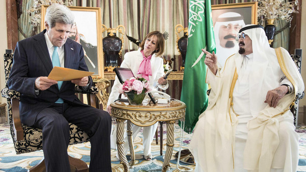 خادم الحرمين يلتقي جون كيري في جدة