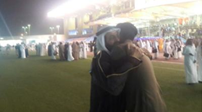 صور مؤثرة.. شاهد ماذا فعل ضابط سعودي مع والده