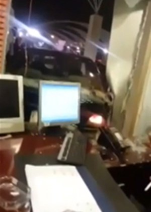فيديو: سيارة تقتحم مكتب الخطوط الجوية الكويتية في مطار الكويت وتحطم واجهته