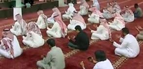 سعودي يطلب من مصلِّين الدعاء له بالزواج من فتاة بعد شرب “ماء”