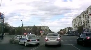 بالفيديو.. سيارة شرطة تتسبب في حادث تصادم عند إشارة مرور