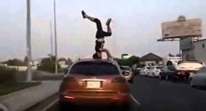 بالفيديو.. سعودي يقف على رأسه فوق ظهر سيارة مسرعة