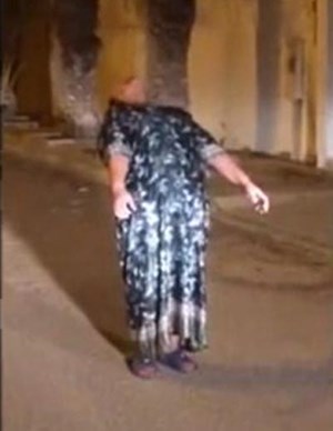 فيديو: خادمة أفريقية ترعب المارة بحركات غريبة
