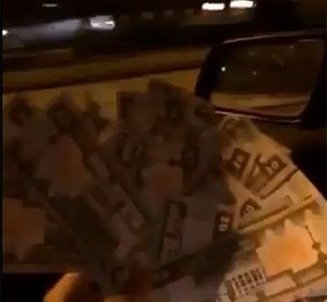 فيديو: كويتي يرمي من نافذة سيارته 1000 دينار لأنها “وسخ دنيا “