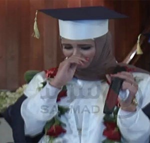 فيديو:طالبة كويتية متفوقة تبكي وتشكر والدتها المريضة اثناء حفل التكريم