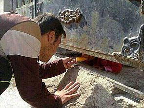 صورة .. سوري يطعم طفلة من تحت الباب لطمأنتها