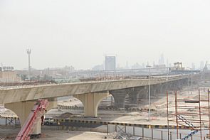 تركيب قطع الجسر في مشروع تطوير طريق الجهراء
