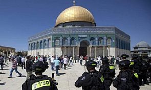 الشرطة “الإسرائيلية” تقتحم المسجد الأقصى