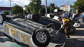 محتجون يهاجمون السفارة الروسية بكييف