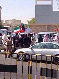 البدون يحتجون أمام ‘الجهاز المركزي’:حملوا لافتات ووصفوه بالعنصري ومنبع الجريمة