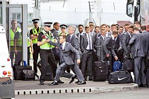 ممثل كوميدي يخدع بعثة المنتخب الانجليزي