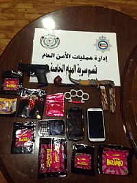 ضبط شابين بمسدس ربع ومخدرات