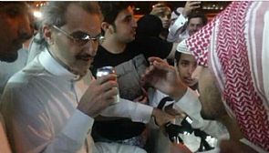 بالفيديو..الوليد بن طلال يمازح شباباً أمام بقالة:لا تقولون لي أمير